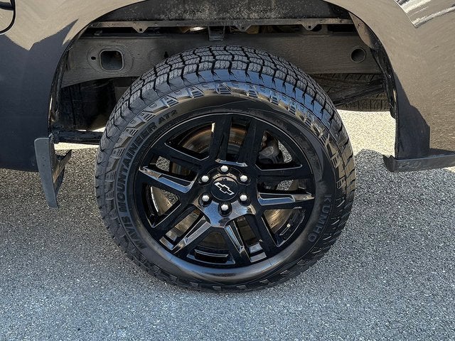 2023 Chevrolet Silverado 1500 4WD Crew Cab Short Bed Custom