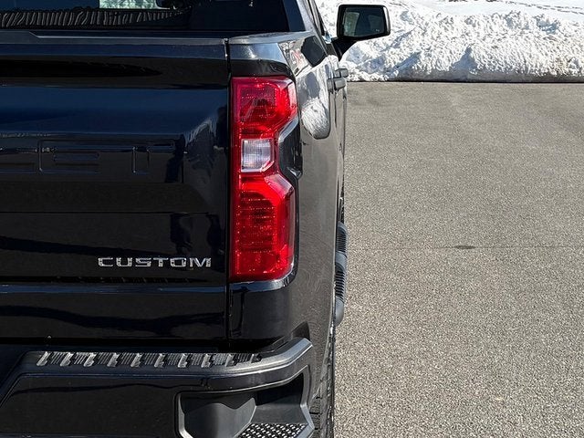 2023 Chevrolet Silverado 1500 4WD Crew Cab Short Bed Custom