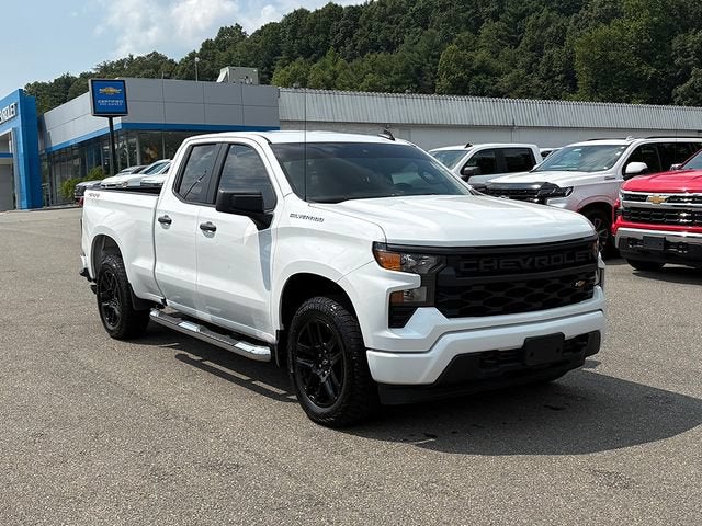 2022 Chevrolet Silverado 1500 4WD Double Cab Standard Bed Custom