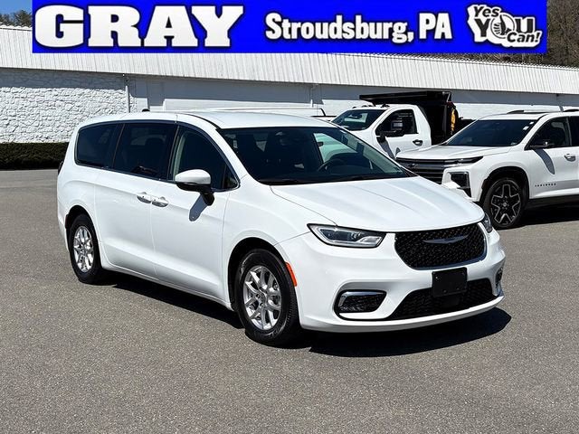 2023 Chrysler Pacifica Touring L's photo