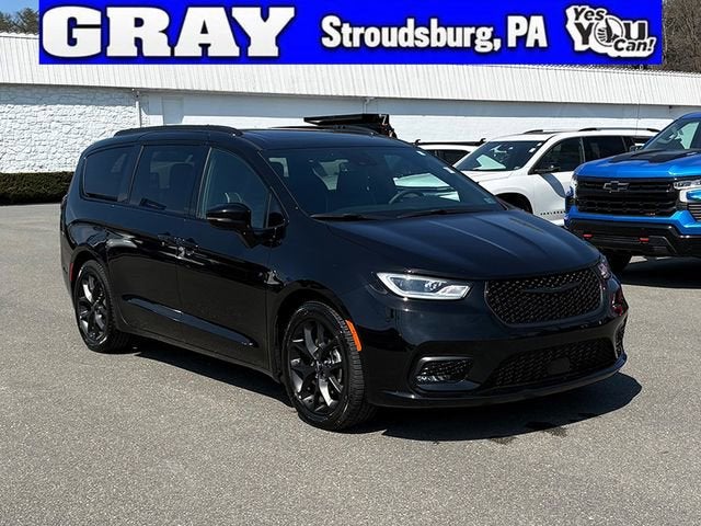 2025 Chrysler Pacifica Limited's photo