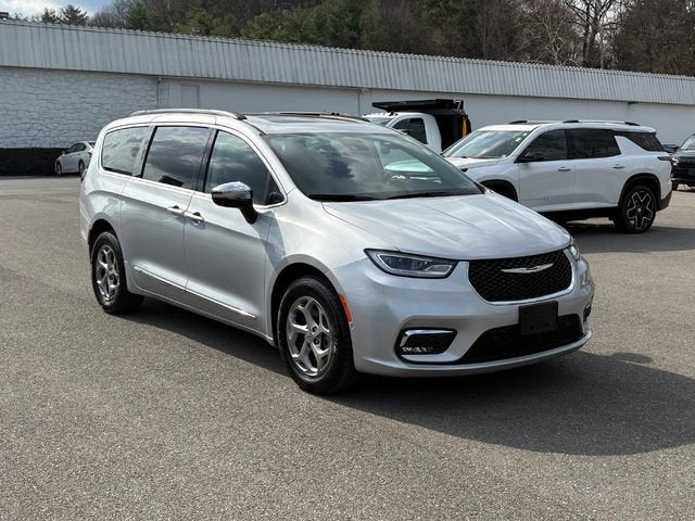 2023 Chrysler Pacifica Limited AWD's photo